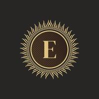 embleem letter e gouden monogram ontwerp. luxe volumetrische logo sjabloon. 3D-lijn ornament voor uithangbord, badge, crest, label, boutique merk, hotel, restaurant, heraldisch. vector illustratie