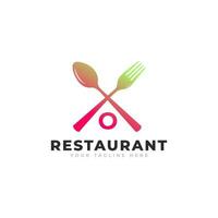 restaurantlogo. beginletter o met lepelvork voor restaurant logo pictogram ontwerpsjabloon vector