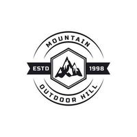 vintage retro badge voor ijs sneeuw rotsachtige berg symbool. kreek rivier berg piek heuvel natuur logo embleem vector