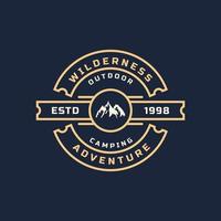 vintage retro badge wildernis berg avontuur logo voor outdoor kamp embleem ontwerpsjabloon vector