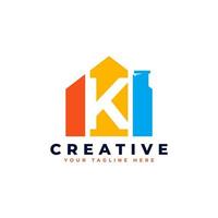 letter k-logo. huisstrookvorm met negatieve letter k. bruikbaar voor bouw architectuur gebouw logo vector