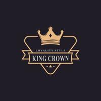 vintage retro badge voor luxe gouden koningskroon koninklijk logo ontwerpsjabloonelement vector