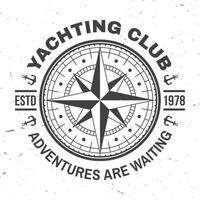jachtclub-badge. vector. concept voor zeilen shirt, print, stempel of tee. vintage typografieontwerp met mariene windroos en kompassilhouet. avonturen wachten
