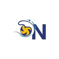 letter n-logo en volleybal sloeg in de watergolven vector
