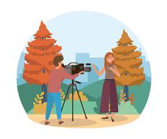 Vrouwelijke verslaggever die met cameraman in stedelijk park spreekt vector