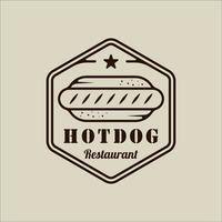 hotdog of hotdogs logo vector lijn kunst eenvoudige minimalistische illustratie sjabloon pictogram grafisch ontwerp. fast food teken of symbool voor menu of restaurant concept met badge embleem en typografie