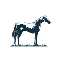 paard staande op gras zijaanzicht dierenboerderij dieren in het wild silhouet gravure stijl