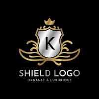 letter k schild goud en zilver luxe vector logo ontwerp