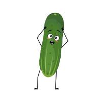 komkommerkarakter met emoties in paniek grijpt zijn hoofd, verrast gezicht, geschokte ogen, armen en benen. persoon met bange uitdrukking, groene groente of emoticon. platte vectorillustratie vector