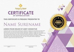 moderne certificaatsjabloon met driehoek met halftoon online ornament op patroon achtergrond. vector