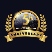 5e verjaardag gouden logo vijfde jaar badge met nummer vijf lint, lauwerkrans vector design