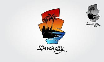 strand stad vector logo sjabloon. water oceaan golven met gebouw, stad, constructie, zon, palmboom en strand, voor vakantie, restaurant en hoteling. beach city-logo is volledig aanpasbaar.