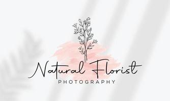 botanische bloemen element hand getekende logo met wilde bloemen en bladeren. logo voor spa en schoonheidssalon, boetiek, biologische winkel, bruiloft, floral designer, interieur, fotografie, cosmetica. vector