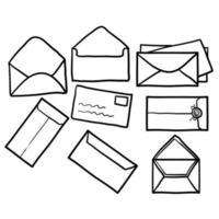 handgetekende verzameling van verschillende enveloppen met post in doodle stijl vector geïsoleerd