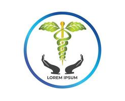 logo van de gezondheidskliniek met bladeren en handen of logo's voor ziekenhuizen en gezondheidsfaciliteiten vector