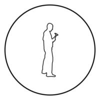 reparateur meester man in overall met gereedschap in zijn handen hamer pictogram overzicht zwarte kleur vector in cirkel ronde illustratie vlakke stijl afbeelding