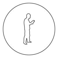 man met water gespoten in omhoog mannelijke drenken tuin met behulp van hand sprinkler bedrijf arm speciale kam silhouet in cirkel ronde zwarte kleur vector illustratie contour overzicht stijl afbeelding