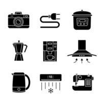 huishoudelijke apparaten glyph pictogrammen. fotocamera, draadstekker, multicooker, koffiezetapparaat, afzuigkap, waterkoker, koffiezetapparaat, airconditioning, naaimachine. silhouet symbolen vector