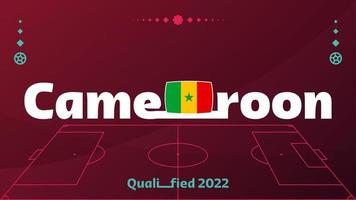 Kameroen vlag en tekst op 2022 voetbaltoernooi achtergrond. vector illustratie voetbal patroon voor banner, kaart, website. nationale vlag kameroen