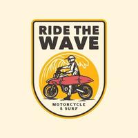 handgetekende vintage motorfiets surfen club logo label badge vector