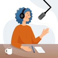 podcast-concept. leuke vrouw in koptelefoon spreekt in de microfoon. het meisje dat een audio-uitzending opneemt.