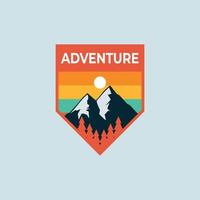 berg avontuur badge logo vector ontwerp