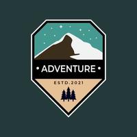 berg avontuur badge logo embleem vector illustratie ontwerp