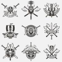 set illustraties van Viking-logo. vector grafische Vikingen symbool badge. verzameling krijgerswapens. bijlen en zwaard, houten schild. embleem van sterke man harnas en helm