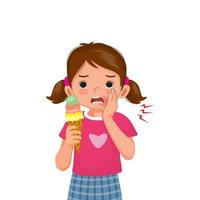 schattig klein meisje met gevoelige tanden heeft kiespijn tijdens het eten van koud ijs, raakt haar wang aan en voelt pijn vector