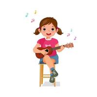 schattig klein meisje speelt een ukelele of gitaar zittend op een houten stoel zingen vector