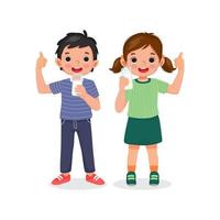 gelukkige kleine jongen en meisje houden een glas melk vast en tonen een duim omhoog gebaar met positieve gezichtsuitdrukkingen vector