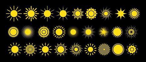 set van gele zon iconen met verschillende vormen. zomer, designelementen, zonneschijn, daglicht. vector illustratie