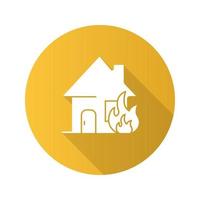 brandend huis plat ontwerp lange schaduw glyph pictogram. huis in brand. vector silhouet illustratie