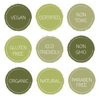 verse gezonde biologische veganistische voedsellogo-labels en -tags. vector hand getekende illustratie. rond eco groen logo. veganistisch eten bord met bladeren. natuurlijke, milieuvriendelijke, niet ggo, biologische glutenvrije stickers.
