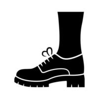 dikke brogues glyph icoon. vrouwen trendy oxford schoenen zijaanzicht. veterschoenen, elegant schoeisel. vrouwelijke herfst, lente kantoorkleding mode. silhouet symbool. negatieve ruimte. vector geïsoleerde illustratie