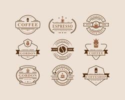 set klassieke retro badge coffeeshop logo's. beker, bonen, café vintage stijl ontwerp vectorillustratie vector