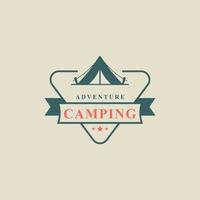 vintage retro badge camping en outdoor avontuur typografie logo vector ontwerp inspiratie