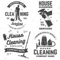 schoonmaakbedrijf badge, embleem. vectorillustratie. concept voor shirt, stempel of tee. vintage typografieontwerp met reinigingsapparatuur. schoonmaakservicebord voor bedrijfsgerelateerde zaken vector