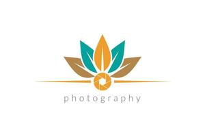 bladeren en lens met natuurkleur rustiek thema fotografie logo vector