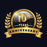 10e verjaardag gouden logo tiende jaar badge met nummer tiende lint, lauwerkrans vector design