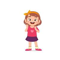 schattig klein meisje laat een vrolijke en vriendelijke pose-uitdrukking zien vector