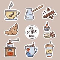 koffie stickers instellen. vector schets illustratie set met belettering zijn koffietijd, koffiekopjes, cezve, kruiden, koffiemolen, croissant en andere gebakjes