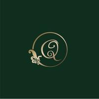 letter q decoratieve alfabet logo geïsoleerd op groene achtergrond. luxe gouden ring eerste abjad logo ontwerpsjabloon. elegante krul bloemen logo concept. eps 10 bestandsproject vector