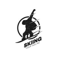 skiclubconcept met skiërs die bergafwaarts skiën in het hooggebergte. retro badge vector skiclub. concept voor shirt, print, stempel of tuning. ski club typografie design - voorraad vector.