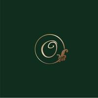 letter o decoratieve alfabet logo geïsoleerd op groene achtergrond. luxe gouden ring eerste abjad logo ontwerpsjabloon. elegante krul bloemen logo concept. eps 10 bestandsproject vector