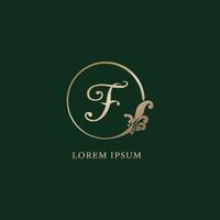 letter f decoratieve alfabet logo geïsoleerd op groene achtergrond. luxe gouden ring eerste abjad logo ontwerpsjabloon. elegante krul bloemen logo concept. eps 10 bestandsproject vector