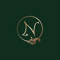 letter n decoratieve alfabet logo geïsoleerd op groene achtergrond. luxe gouden ring eerste abjad logo ontwerpsjabloon. elegante krul bloemen logo concept. eps 10 bestandsproject vector