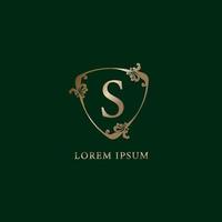 letter s alfabetische logo ontwerpsjabloon. luxe gouden decoratieve bloemen schild teken illustratie geïsoleerd op donkere groene achtergrond. verzekering logo concept. vector