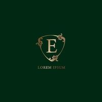 letter e alfabetische logo ontwerpsjabloon. luxe gouden decoratieve bloemen schild teken illustratie. verzekering logo concept geïsoleerd op donkere groene achtergrond. vector