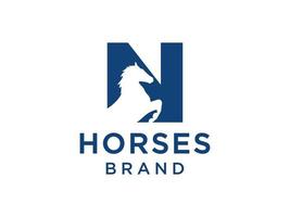 het logo-ontwerp met de beginletter n wordt gecombineerd met een modern en professioneel paardenhoofdsymbool vector